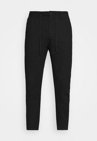 Pantaloni neri con una vestibilità affusolata, realizzati in un tessuto liscio. Presentano una vita elastica con lacci e una chiusura frontale con bottone.