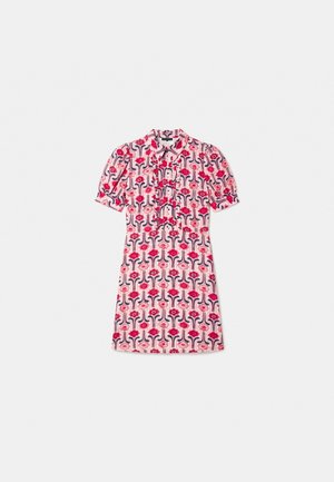 Vestito corto con maniche a sbuffo, motivo floreale rosa e rosso, dettaglio con volant sul davanti e colletto appuntito su sfondo chiaro.