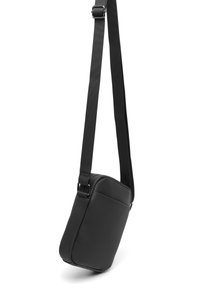 Borsa a tracolla nera con tracolla in nylon regolabile, forma rettangolare, materiale sintetico testurizzato, chiusura a zip e dettaglio sul pannello laterale.