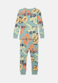 Twee-delige pyjama set van zachte, groene katoen met een kleurrijke print van bouwvoertuigen. Bevat lange mouwen en aansluitende broek met manchetten.