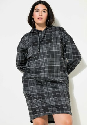 Abito a quadri nero e grigio con maniche lunghe, cappuccio, cordoncino e vestibilità ampia, realizzato in tessuto morbido per garantire comfort. Collo a tartaruga.