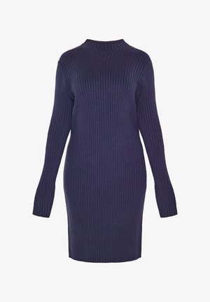 Geripptes Strickkleid in Dunkellila mit hohem Kragen und langen Ärmeln. Der Stoff ist weich und dehnbar, mit einer figurbetonten Silhouette.