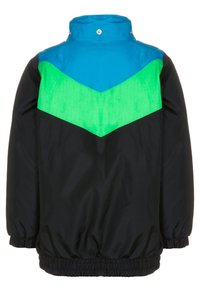 Barevná zimní bunda s černým tělem, modrým límcem a zeleným chevronovým vzorem na zadní straně. Vybavena elastickými manžetami a pasem.