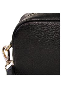 Zwarte leren tas met een gestructureerde afwerking, voorzien van een gouden ritssluiting en metalen beslag. Inclusief een afneembare band voor veelzijdigheid.