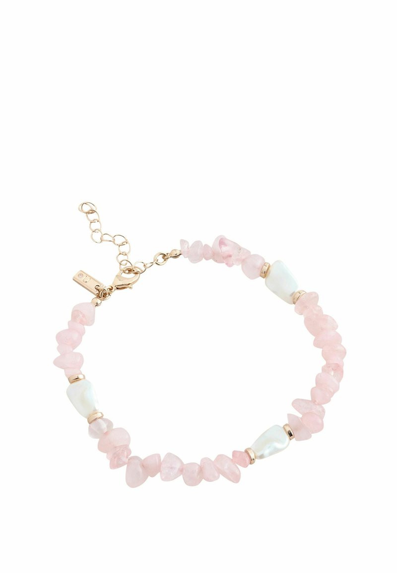 Pulsera de cuarzo rosa y perlas con acentos dorados; presenta piedras rosadas pulidas y perlas blancas suaves, conectadas por un herraje dorado.