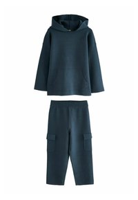 Dunkelblaue Kapuzenjacke mit Fronttasche, kombiniert mit passenden Cargo-Hosen im Stil mit zwei Seitentaschen. Weicher Stoff, lockere Passform.