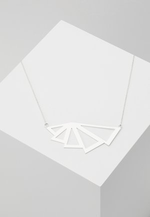 Collier en argent avec un pendentif géométrique en forme d'éventail composé de cinq segments triangulaires ouverts sur une chaîne fine.