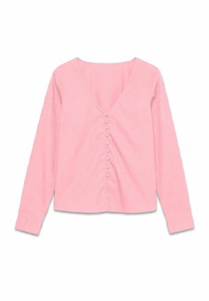 Blouse à manches longues rose clair avec col en V et boutons recouverts de tissu sur le devant, étalée à plat sur un fond blanc.