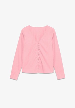 Jasnoróżowa bluzka z długim rękawem, dekoltem w serek i pokrytymi tkaniną guzikami na środku, ułożona płasko na białym tle.