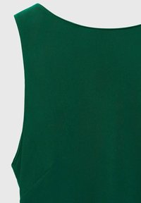 Top verde senza maniche con una superficie liscia, scollatura rotonda e design aderente. Presenta cuciture sottili lungo i bordi.