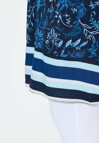 Ulla Popken MIXED FLOWER SLEEVELESS SWING - Trikoomekko - marine