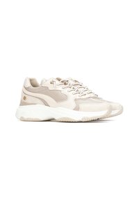 Zapatillas beige con una mezcla de materiales de malla y cuero, acentos texturizados, cordones planos y una suela blanca gruesa con patrones de tracción sutiles.