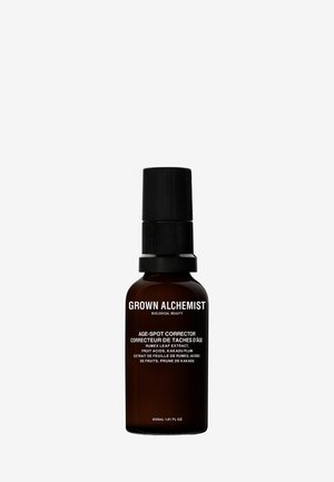 Brun glasflaska med ett svart pumplock. Vita textetiketter som detaljerar produktnamn, ingredienser och volym. Snygg, minimalistisk design.