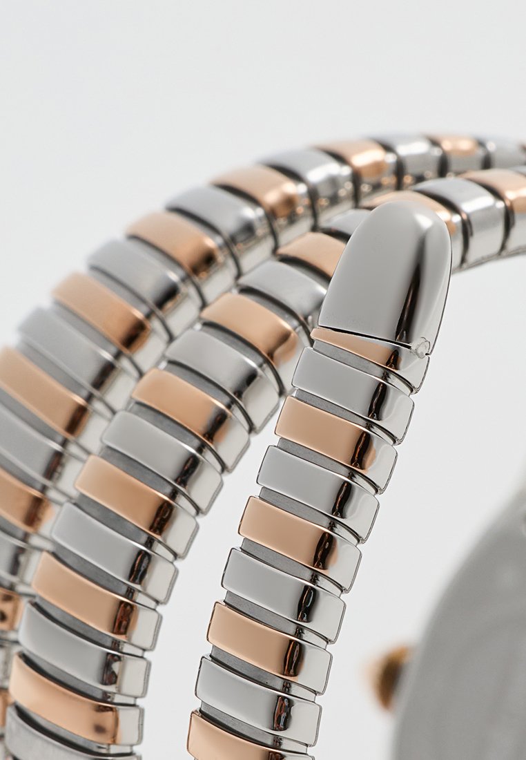 Metallarmband mit ineinandergreifenden rechteckigen Gliedern in Silber- und Roségoldtönen, mit einer glatten, polierten Oberfläche und einem schlanken Design.