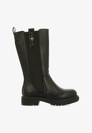 Botte en cuir noir haute jusqu'au genou avec panneau élastique, semelle texturée et accent en forme d'étoile. Surface lisse et construction robuste.