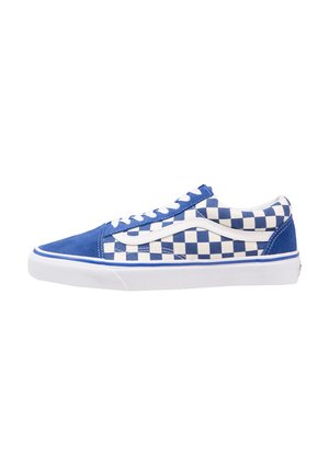 Baskets basses en suède bleu, motif damier blanc et bleu, lacets blancs et semelle en caoutchouc blanche.
