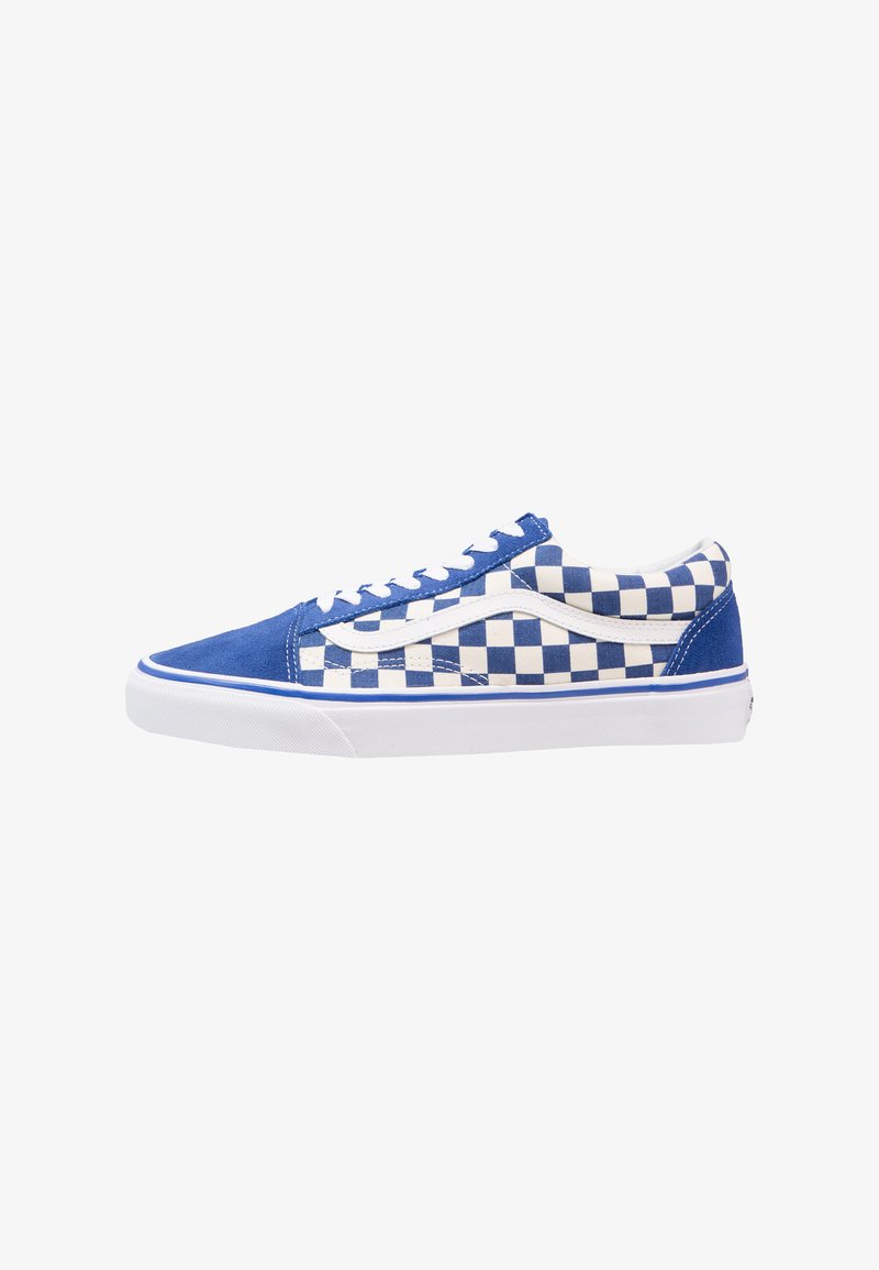 Baskets basses en suède bleu, motif damier blanc et bleu, lacets blancs et semelle en caoutchouc blanche.