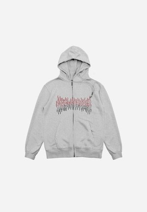 Lichtgrijze hoodie met rits, voorzakken en een rood-zwart vlammenmotief over de borst.