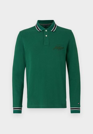 Grünes Langarm-Polohemd aus Baumwolle, mit einer Knopfleiste mit zwei Knöpfen, schwarzem und weißem gestreiftem Kragen sowie einer Logo-Stickerei auf der Brust.