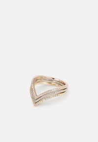 Bague en ton doré avec trois bandes entrelacées, formées en V, ornée de pierres précieuses transparentes le long du bord supérieur, mettant en valeur la texture et l'éclat.