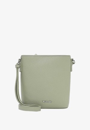 Jasnoszara, zielonkawa, teksturowana skórzana torba na ramię z srebrną plakietką z logo i regulowanym paskiem zawieszonym po lewej stronie.