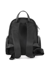 Zaino nero in nylon con due spallacci imbottiti, una maniglia superiore, tasche laterali con zip doppie e una superficie liscia e strutturata.