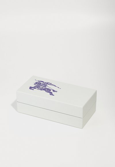 Λευκό ορθογώνιο κουτί με λεία επιφάνεια. Διαθέτει μια μωβ σχεδιασμένη απεικόνιση ενός αλόγου στο καπάκι. Με άρθρωση κλεισίματος.