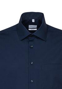 Marineblauw overhemd met knopen, een gestructureerde kraag, een kleine borstzak en een stippenpatroon op de binnenkant van de kraag. Van een katoenmix.