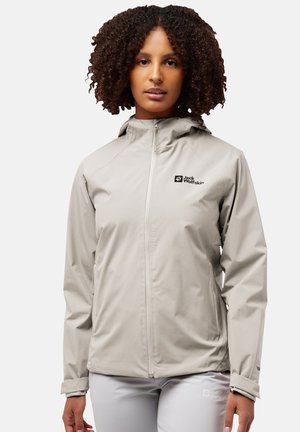 Helle graue, wasserfeste Jacke mit taillierter Passform, Frontreißverschluss und verstellbarem Hut. Verfügt über ein Logo auf der Brust und Details an den Ärmeln.