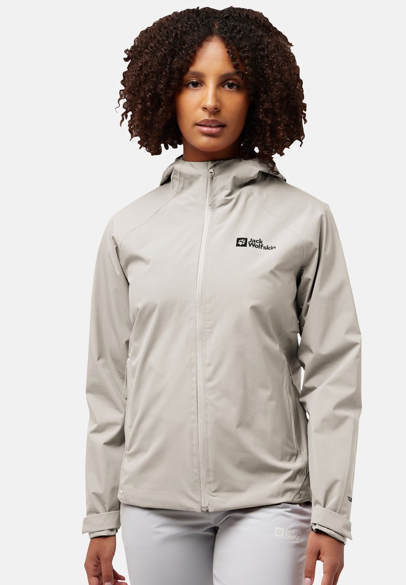 Lichtgrijze, waterdichte jas met een aansluitend ontwerp, een rits aan de voorkant en een verstelbare capuchon. Heeft een logo op de borst en detail op de manchet.