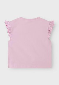 Różowa koszulka z krótkim rękawem z falbankami na ramionach, wykonana z miękkiego materiału. Projekt jest prosty, z okrągłym dekoltem i prostym dołem.