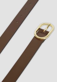 Bruine leren riem met een gouden rechthoekige gesp, met gelijkmatig verdeelde gaatjes langs de band voor aanpassing. Dikke textuur, minimalistisch ontwerp.