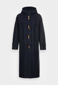 Granatowy płaszcz wełniany z kapturem, z drewnianymi zapięciami i sznurkiem ściągającym, dużymi przednimi kieszeniami oraz guzikami przy mankietach. Prosty, długi krój.
