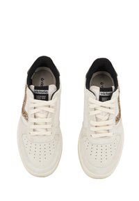 Baskets en cuir blanc avec bout perforé, lacets blancs, accents latéraux en paillettes dorées et doublure intérieure noire. Marque sur la languette.