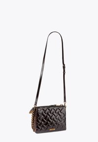 Borsa a tracolla in pelle intrecciata marrone scuro con dettagli in catena, chiusura zip e tracolla regolabile. Presenta una forma rettangolare strutturata.