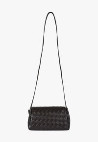 Borsa a tracolla in pelle intrecciata nera con tracolla lunga e stretta e forma cilindrica. Presenta una finitura testurizzata e dettagli hardware discreti.