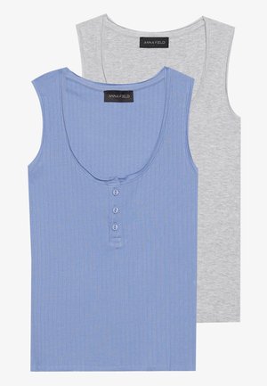 Deux hauts sans manches : un bleu clair avec une texture côtelée et un plastron à trois boutons, l'autre uni gris. Les deux présentent un col rond.
