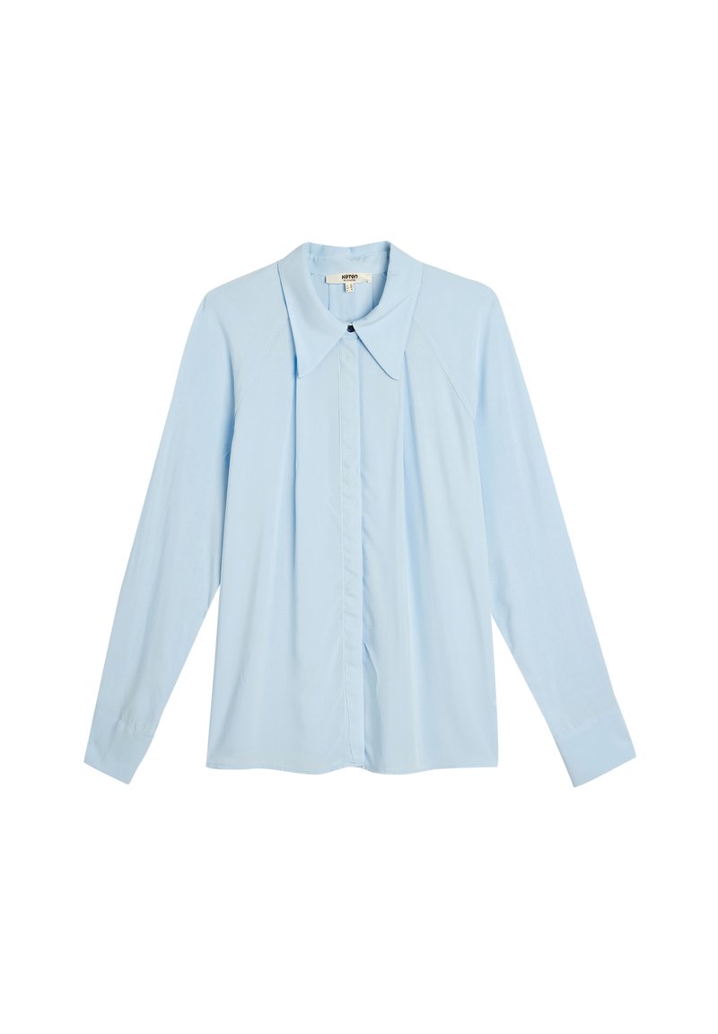 Blusa de manga larga azul claro con cuello puntiagudo, frente plisado y cierre de botones. Confeccionada en una tela suave y con un ajuste relajado.