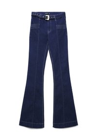 Jean en denim bleu foncé évasé avec des coutures blanches, poches avant, passants de ceinture et une ceinture en denim assortie avec une boucle en argent.