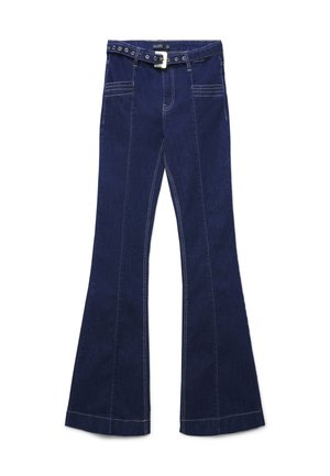 Jean en denim bleu foncé évasé avec des coutures blanches, poches avant, passants de ceinture et une ceinture en denim assortie avec une boucle en argent.