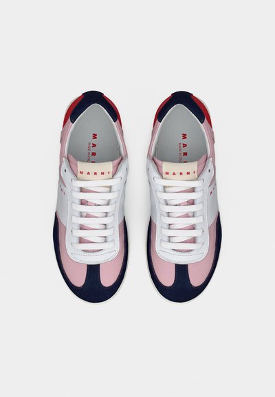 Αθλητικά παπούτσια με συνδυασμό ροζ, λευκού και ναυτικού μπλε υλικών. Στρογγυλή μύτη, κορδόνια και λογότυπο στη γλώσσα. Λεία υφή από δέρμα.