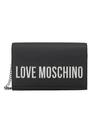 Schwarze Leder-Clutch mit silberner Kettenriemen und erhabenen metallischen Buchstaben, die "LOVE MOSCHINO" auf der Vorderklappe buchstabieren.