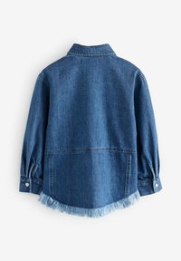 Giacca in denim blu scuro con colletto, polsini con bottoni e orlo sfrangiato. Vestibilità rilassata e dettagli arricciati sulle maniche.