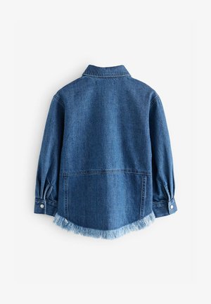 Denimová bunda v tmavomodrej farbe s golierom, gombíkovými manžetami a rozstrapkaným spodným okrajom. Voľný strih a zbierané detaily na rukávoch.