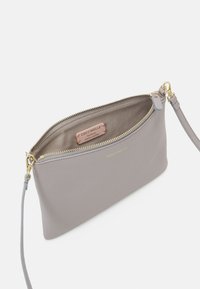 Szara skórzana torebka kopertowa o teksturowanym wykończeniu, złoty suwak i odczepiany pasek. Wnętrze zawiera różową skórzaną metkę.