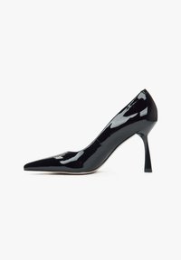 Zwarte lakleren hoge hak schoen, puntige neus, slanke stiletto hak, glad oppervlak, minimalistisch design, geen patronen of versieringen.