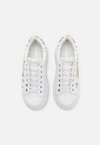 Weiße Ledersneaker mit dekorativen silbernen Akzenten, runder Zehenpartie, flacher Gummisohle und strukturierten Schnürsenkeln. Markenlogo innen angebracht.