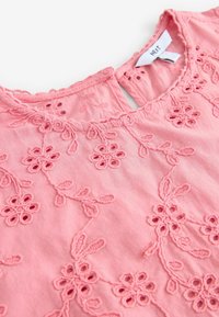 REGULAR FIT-TEXTURED FLORAL CORNELLI EMBROIDERED SHORT SLEEVE - Blūze - blush pink