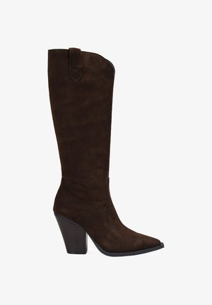 Bota de ante marrón hasta la rodilla con punta afilada, tacón cónico y tirador lateral. Superficie suave, detalles de costura discretos.