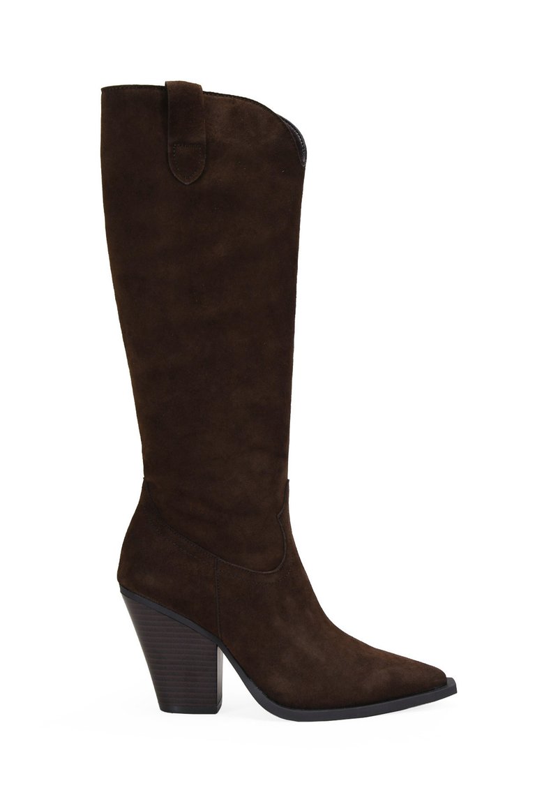 Bota de ante marrón hasta la rodilla con punta afilada, tacón cónico y tirador lateral. Superficie suave, detalles de costura discretos.